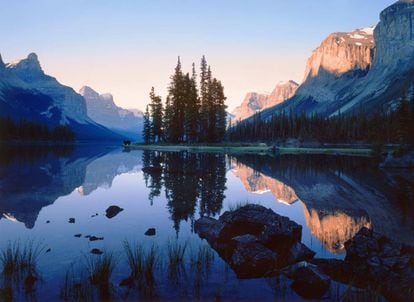 El lago Maligne y la isla de Spirit, en el parque nacional Jasper (Canadá).