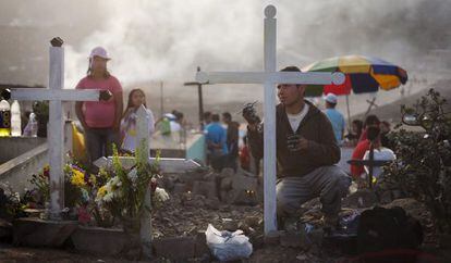 Un hombre durante el D&iacute;a de Muertos en un cementerio de Lima,