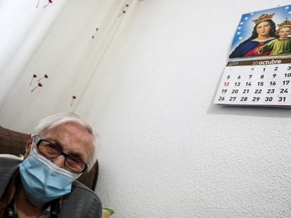 Florentina Martin, de 99 años, superviviente de la covid-19 en su casa de Pinto, Madrid.