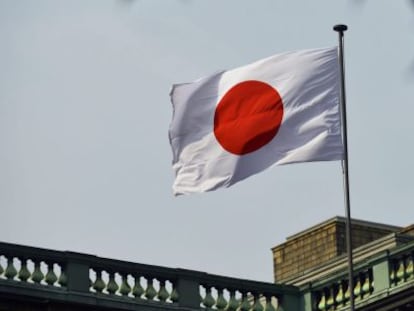 Una bandera japonesa ondea en el Banco de Jap&oacute;n (BOJ), en Tokio (Jap&oacute;n). 