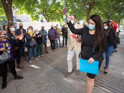 La activista independentista Tamara Carrasco llega al juicio contra ella en Barcelona en septiembre de 2020.
