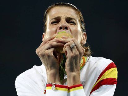 Ruth Beitia besa la medalla de oro. 