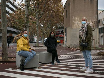 Des de l'esquerre, Jennifer Jiménez, Ana Paricio i Lourdes Punter al carrer Caracas del barri del Bon Pastor, a Barcelona.
