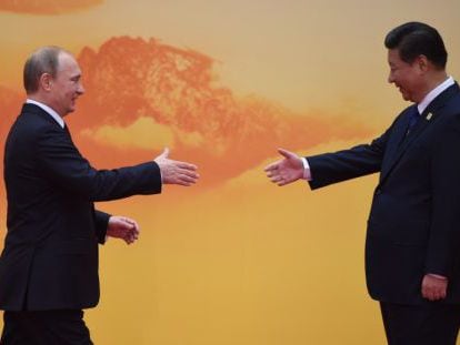 Putin saluda a XI a su llegada a la cumbre de la APEC.