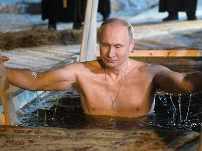 Putin se da un baño helado en el lago Seliger, en la ciudad de Svetlitsa.