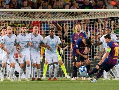 Leo Messi golpea el balón para marcar el primer gol del Barcelona.