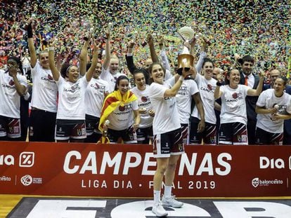 Les jugadores del Girona celebren la Lliga.