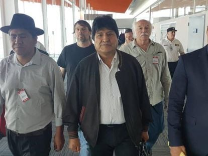 El expresidente boliviano Evo Morales (en el centro), tras llegar al aeropuerto internacional de Ezeiza (Argentina), este jueves.