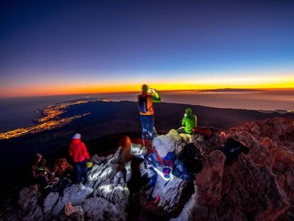 Un grupo de visitantes observa el amanecer desde la cima del Teide, el pasado marzo.