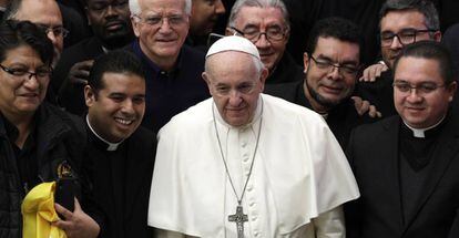 El papa Francisco, rodeado de sacerdotes, este miércoles en el Vaticano.