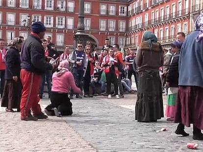 Los ultras del PSV, en la Plaza Mayor, lanzándole monedas a las mujeres, en 2016.