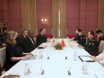 Los responsables de Defensa de EEUU, Lloyd Austin, y de China, el general Wei Fenghe, en su reunión de esta semana en Camboya