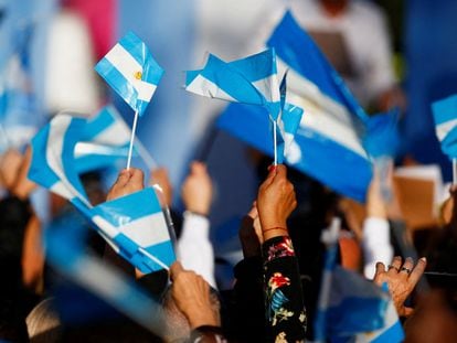 Ciudadanos argentinos durante un mitin político en Buenos Aires, el 19 de octubre.