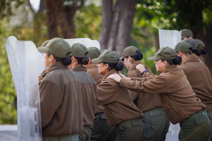 Alumnos de la Escuela de Formación de Carabineros realizan formaciones de encuentro para manifestaciones. 
