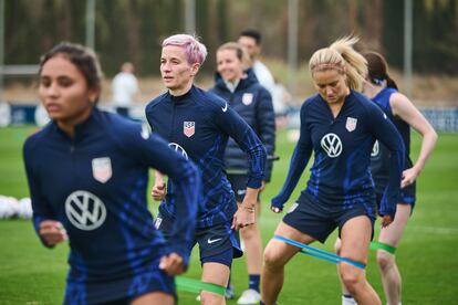 La capitana de Estados Unidos, Megan Rapinoe, entrena con sus compañeras de selección, este lunes en Tajonar, Navarra.