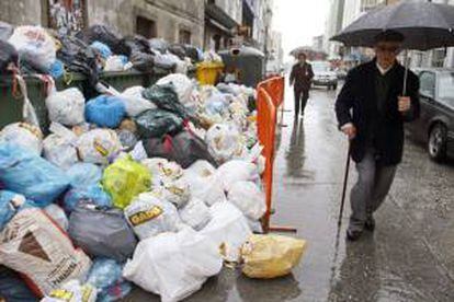 Vista de varios contenedores desbordados en el municipio lucense de Vilalba, tras la huelga de dos semanas en las que se ha acumulado en las calles de la localidad y en la zona rural 220 toneladas de desperdicios.