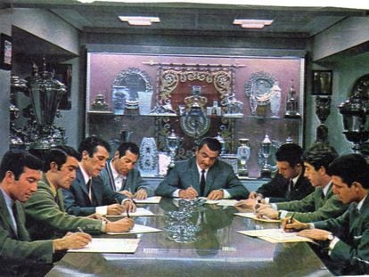De izquierda a derecha, Calpe, Pirri, Amancio, Gento, Muñoz, Araquistain, Velázquez y Grosso, renovando en 1968.