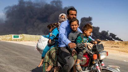 Una familia de desplazados abandona el pasado 16 de octubre la ciudad kurda de Ras al Ain.