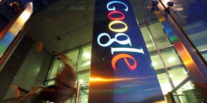 Cartel de Google a las puertas de la sede de la compañía en Dublín (Irlanda).