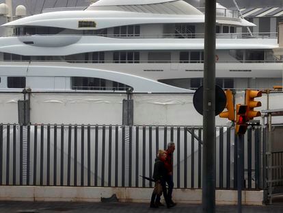 El yate 'Valerie', supuestamente propiedad del oligarca ruso Serguéi Chemezov, inmovilizado en el puerto de Barcelona.
