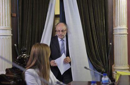 El alcalde de Ourense, Francisco Rodríguez, ayer en el salón de plenos del Ayuntamiento.