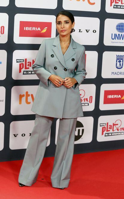La actriz Inma Cuesta asiste a la VIII edición de los Premios Platino, celebrados el 3 de octubre de 2021 en Madrid, con un traje azul de Paul&Joe.