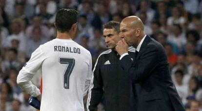 Zidane da indicaciones a Cristiano.