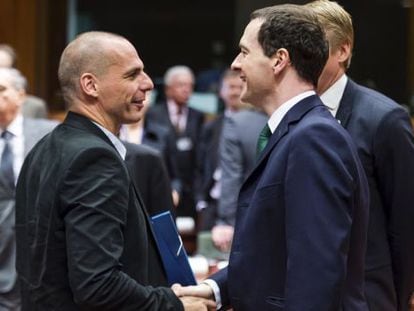George Osborne (a la derecha) con Yanis Varoufakis el martes en Bruselas.