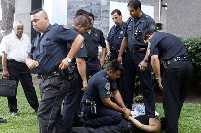 Agentes de la policía federal argentina detienen a un sospechoso de robar en el distrito de Puerto Madero, en Buenos Aires.