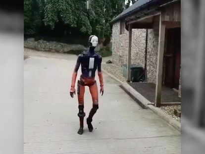El robot animado por ordenador, ADAM, camina con movimientos realistas.