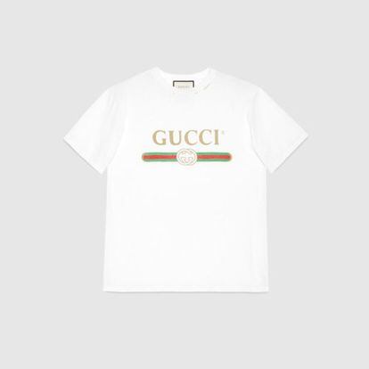 Camiseta para mujer de Gucci, con logotipo y emblema de la marca estampados, fabricada en algodón, por 390 euros. También en versión masculina:320 euros.