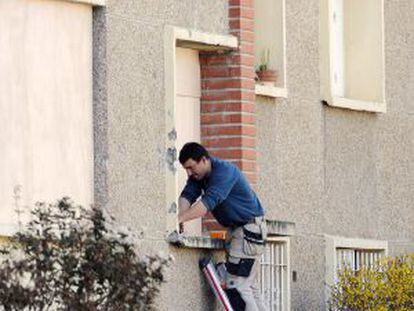 Un carpintero tapia la ventana del piso de Mohamed Merah.