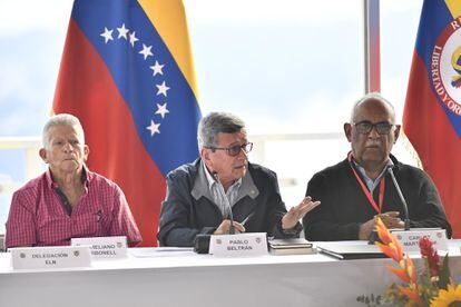 Pablo Beltrán, representante de la guerrilla, en el centro, habla de las negociaciones de paz, en Caracas, Venezuela.
