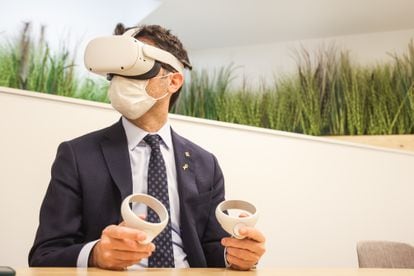 El vicepresidente del Govern, Jordi Puigneró, usa unas gafas de realidad virtual.