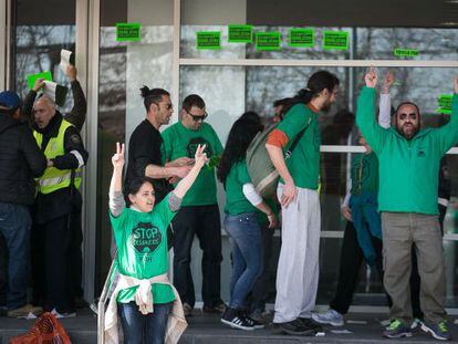 Activistes de la PAH davant de la seu de Blackstone al Prat de Llobregat.