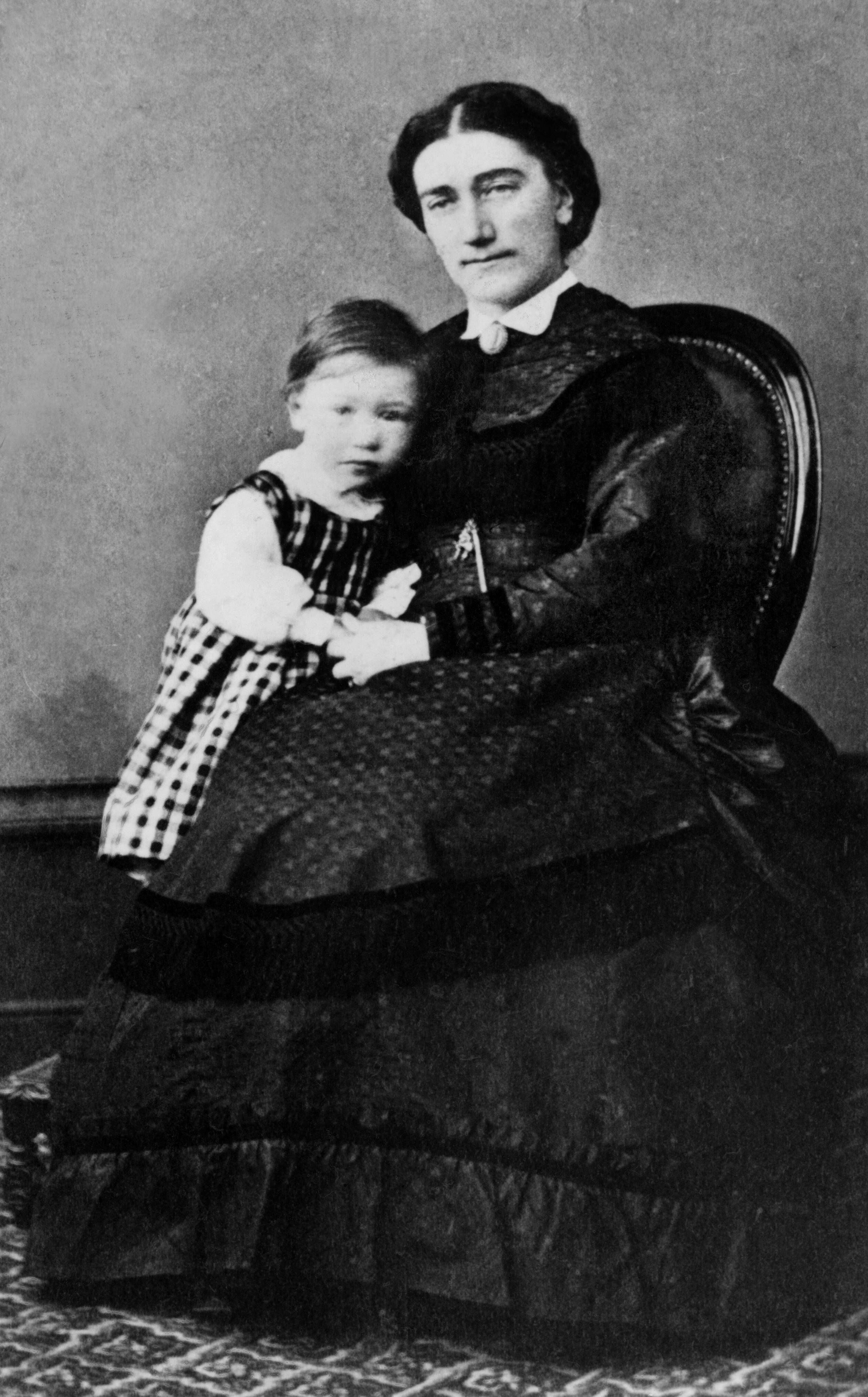André Gide con su madre hacia 1871, cuando el escritor tenía dos años.