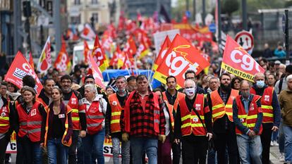 Sindicalistas participan hoy martes en la manifestación de Rennes, al oeste de Francia.