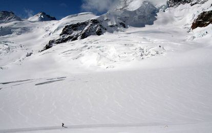 Un montañero camina sobre el Glaciar Aletsch