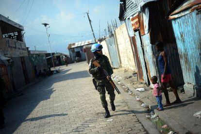 Un soldado de la misi&oacute;n de la ONU recorre las calles de Puerto Pr&iacute;ncipe