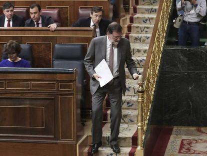 El presidente del Gobierno, Mariano Rajoy, abandona su escaño durante la sesión de control de este miércoles.