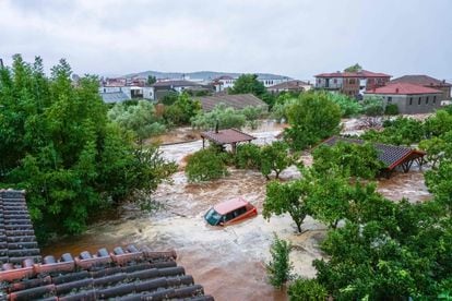 Un coche en una de las zonas inundadas a causa de las lluvias torrenciales, este martes en Volos (Grecia).