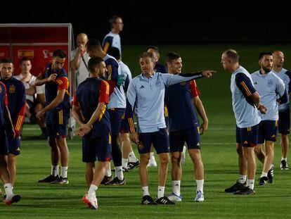 Luis Enrique, rodeado de los jugadores de la selección española, durante un entrenamiento, este martes en Doha.