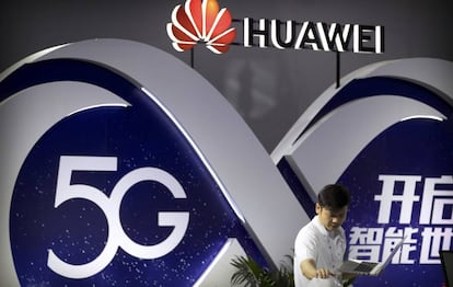 Un trabajador de Huawei en un stand de la compañía sobre tecnología 5G.