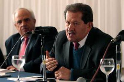 El vicepresidente de Colombia, Angelino Garzón (d), y el expresidente del país Ernesto Samper (i) anuncian en una rueda de prensa en Bogotá (Colombia) el acuerdo al que llegaron con los campesinos del Catatumbo, quienes levantarán el viernes el paro y los bloqueos.