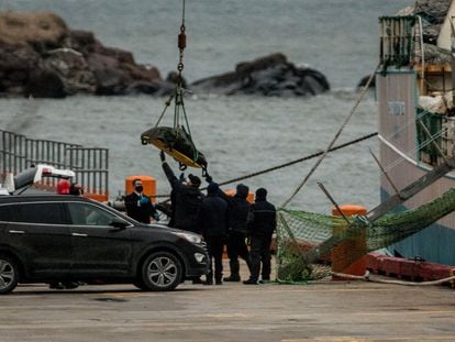 El cuerpo de uno de los tripulantes fallecidos del 'Villa de Pitanxo' es desembarcado este sábado en el puerto de San Juan de Terranova (Canadá).