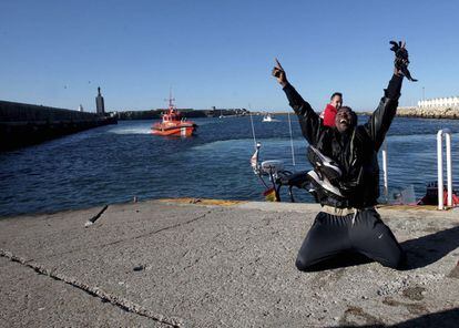 Uno de los 21 inmigrantes de origen subsahariano que han sido rescatados en el Estrecho de Gibraltar, cuando intentaban alcanzar las costas españolas a bordo de tres barcas hinchables de juguete.