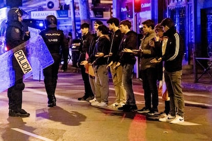 Varios jóvenes detenidos por la policía, durante una manifestación contra la amnistía frente a la sede del PSOE en Madrid.