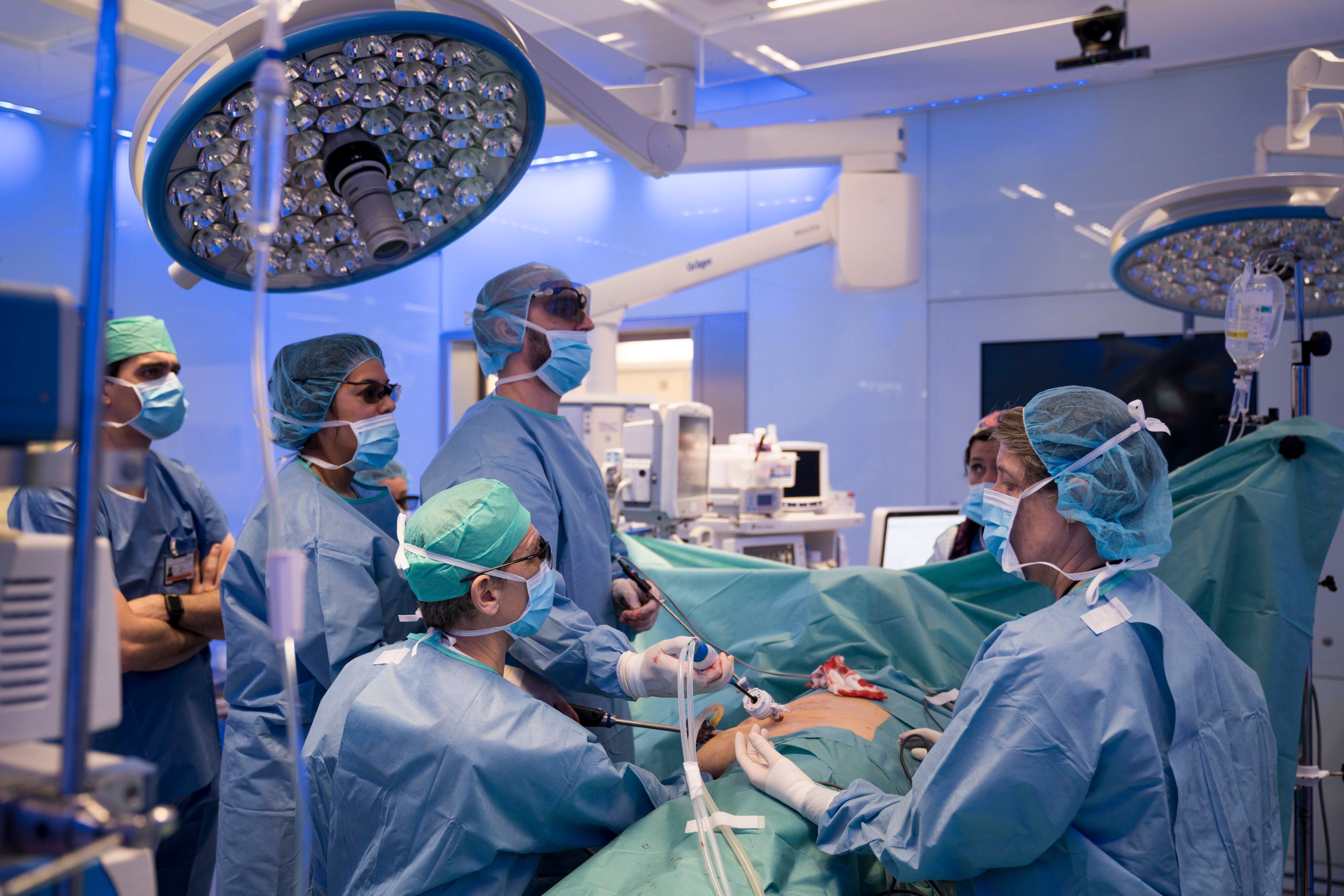 El doctor Antonio Alcaraz (sentado en el centro) y su equipo extraen un riñón a un donante vivo para un trasplante a un familiar, en enero de 2019.