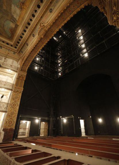A este antiguo edificio de la madrileña calle del Príncipe se mudará pues, en septiembre de 2015, la Compañía Nacional de Teatro Clásico, que en todo este tiempo ha vivido de alquiler en el Teatro Pavón. En la imagen, el escenario del Teatro de la Comedia.