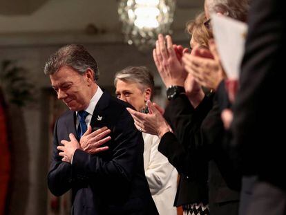 Juan Manuel Santos recibe los aplausos del público tras recibir el premio Nobel de la Paz en una ceremonia en el Ayuntamiento de Oslo.